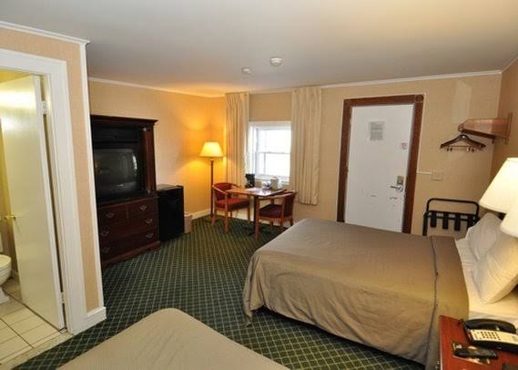 Hyannis Host Inn photo 2