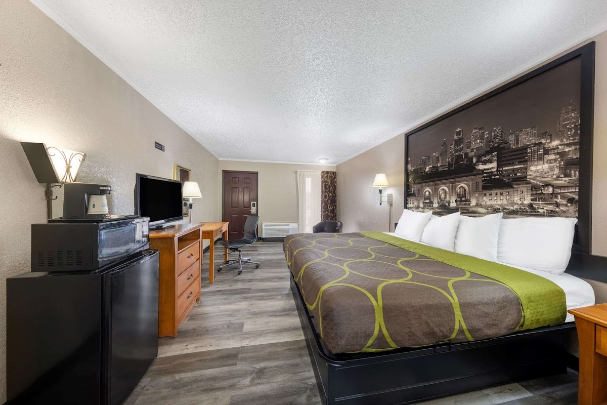 Super 8 by Wyndham Kansas City Airport photo 2