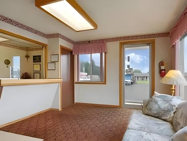 Super 8 by Wyndham Centerville-Richmond photo 3