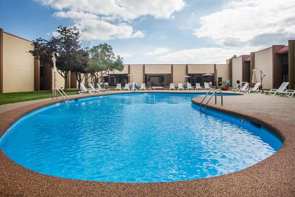 Ramada by Wyndham Statesville photo 3