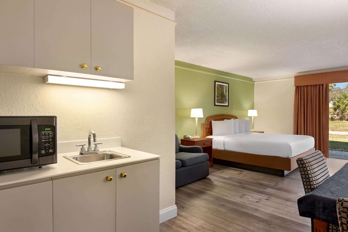 Baymont by Wyndham Intl Speedway/I-95/Daytona Beach photo 2