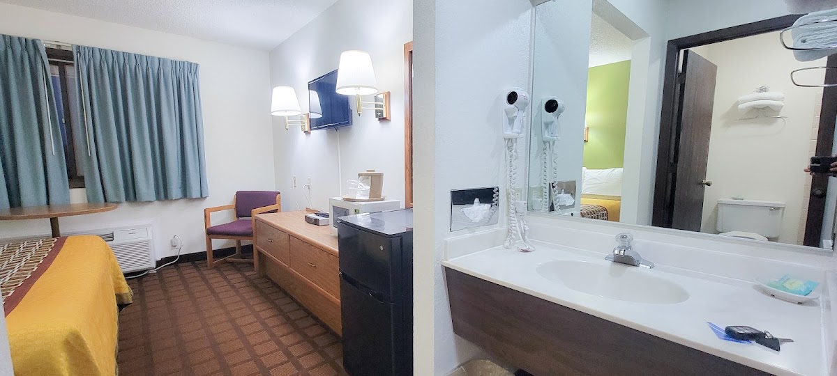 Bloomer Inn & Suites photo 3