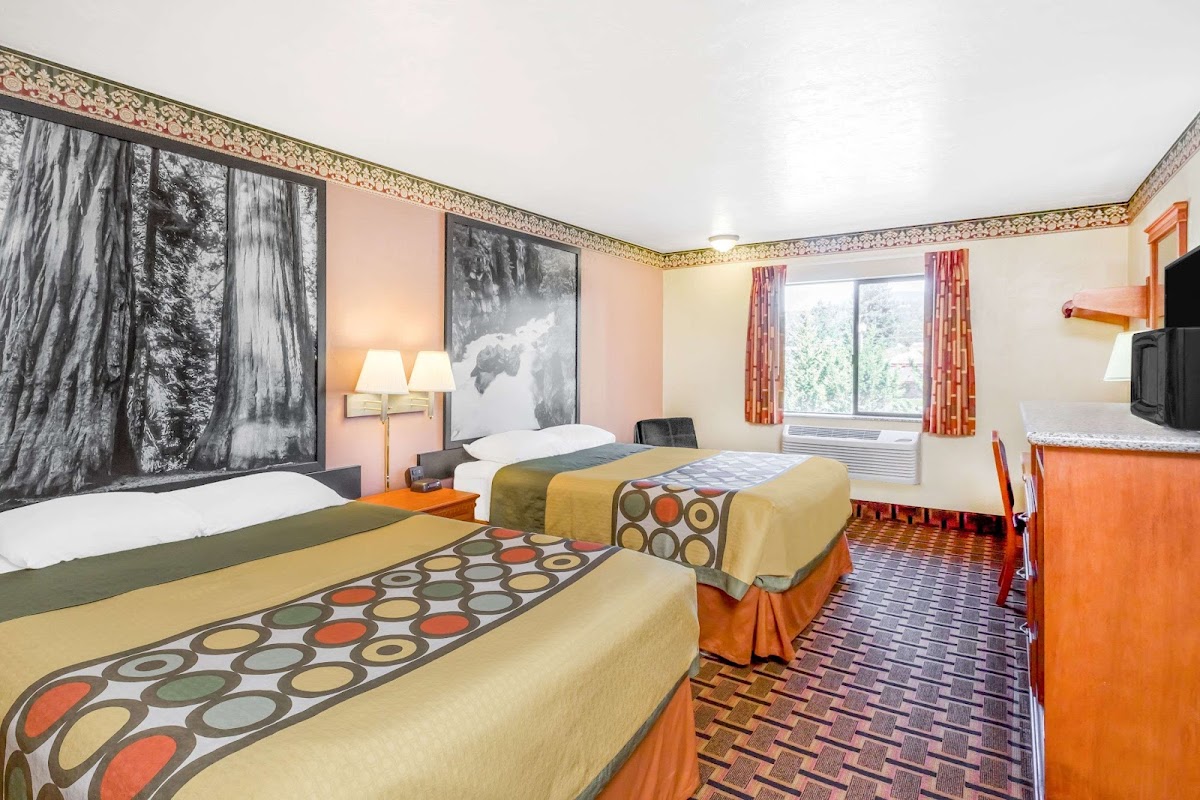 Super 8 by Wyndham Grants Pass photo 2