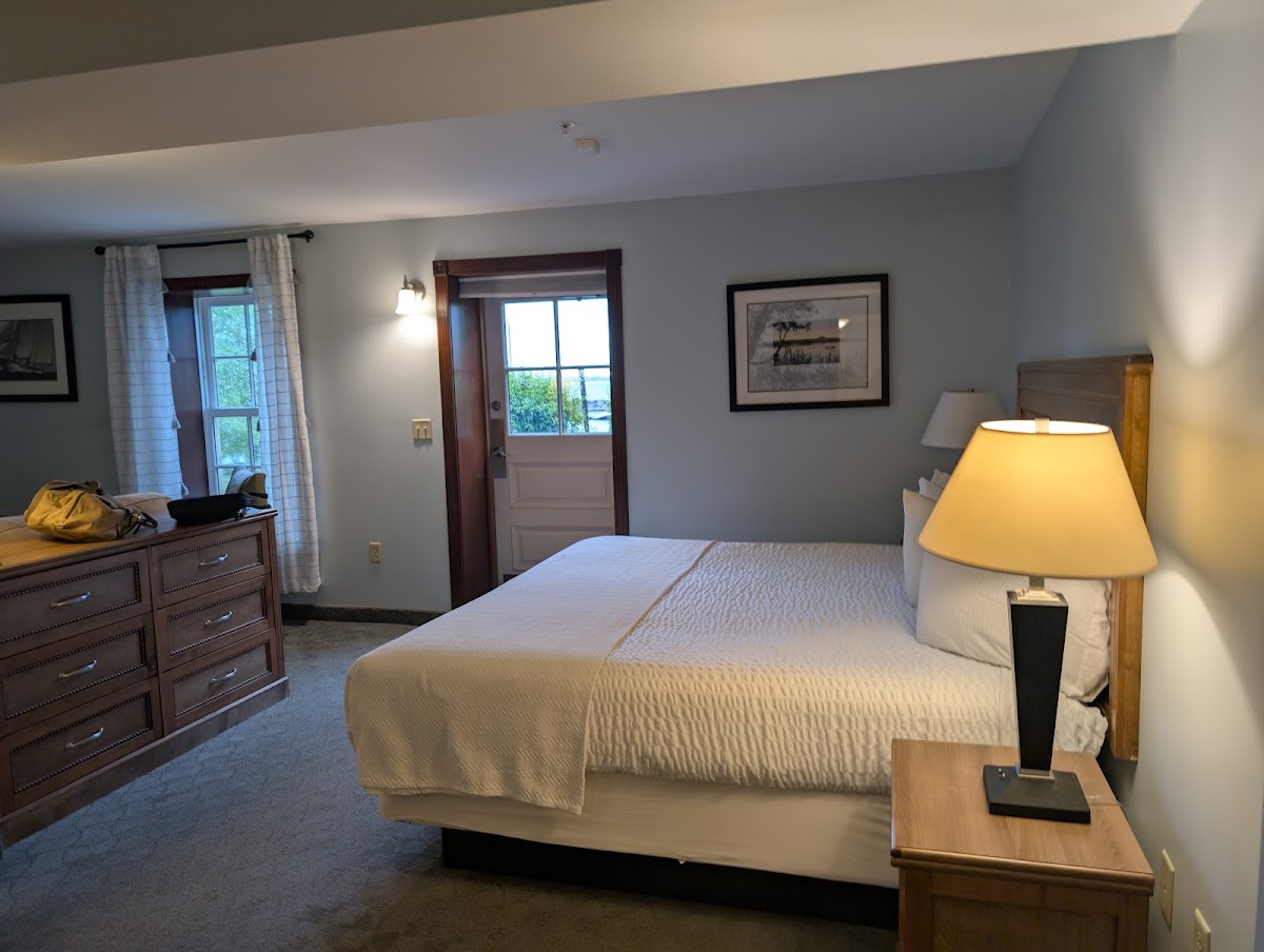 Marina Inn & Suites photo 2