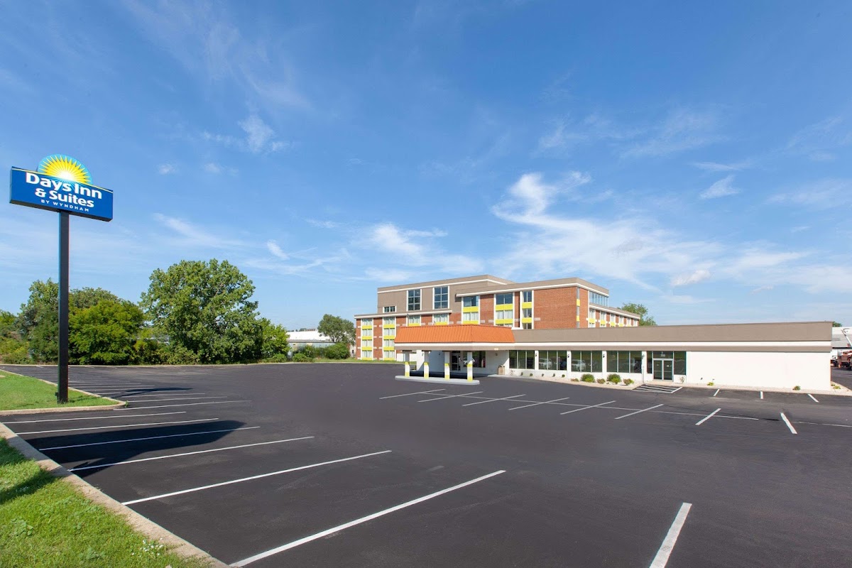 Days Inn & Suites by Wyndham Grand Rapids Near Downtown