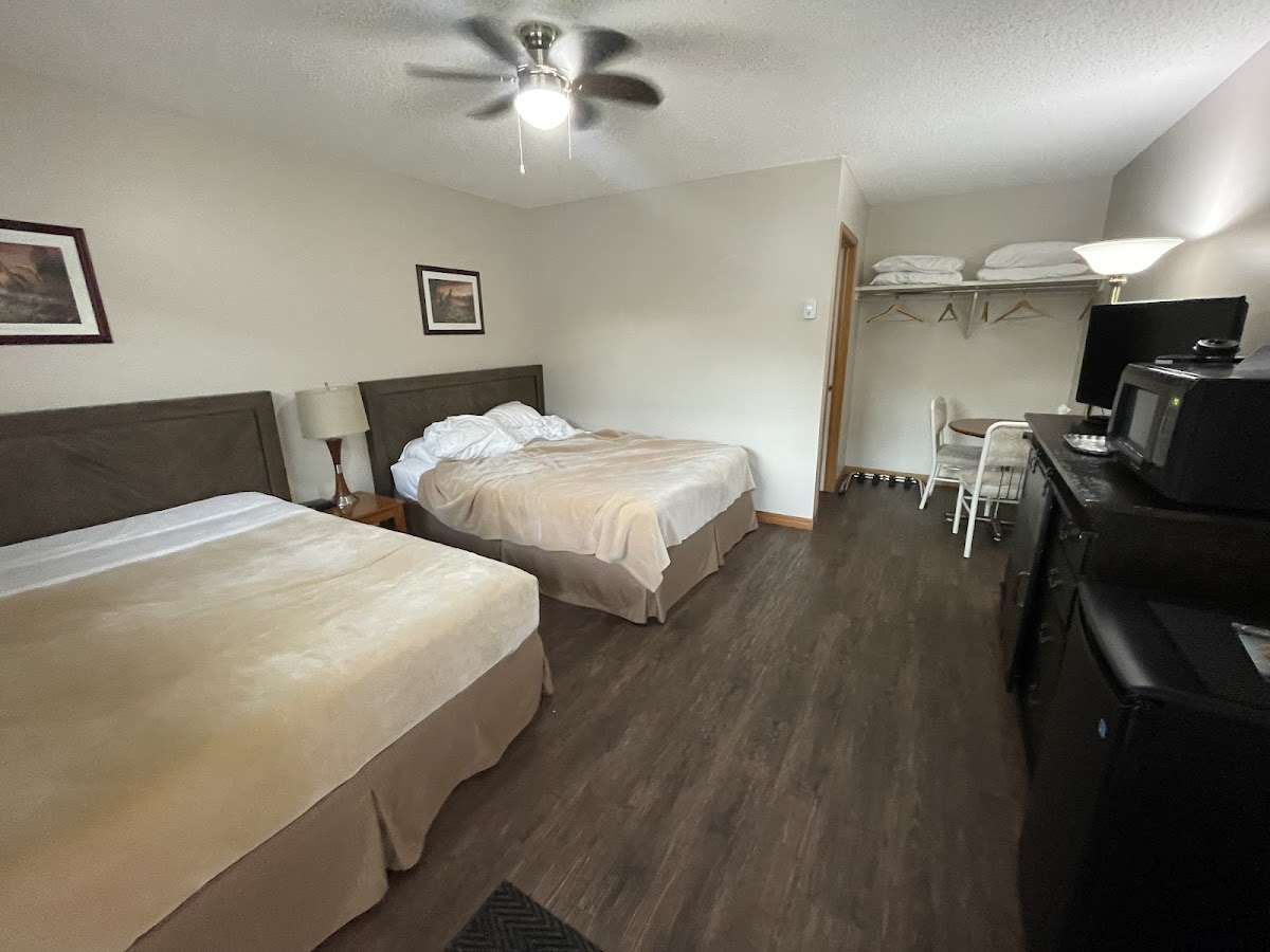 Lakeside Country Inn, Manitou Beach - Hotel & Watercraft Rentals photo 2