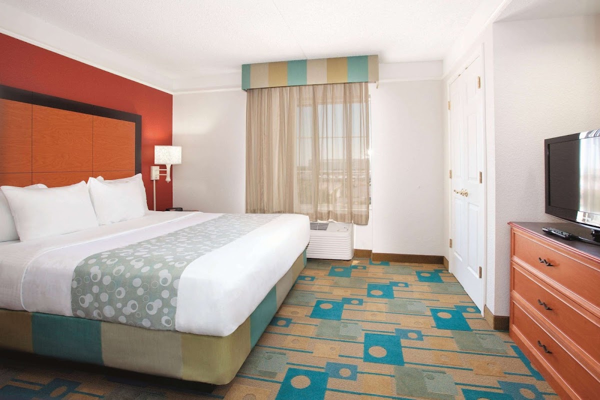 La Quinta Inn & Suites by Wyndham Colorado Springs South AP photo 2