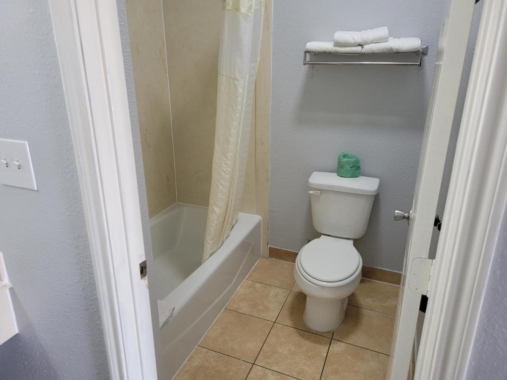 Scottish Inn & Suites Hankamer photo 3