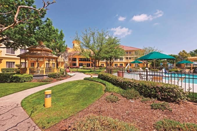 La Quinta Inn & Suites by Wyndham Dallas DFW Airport North photo 2