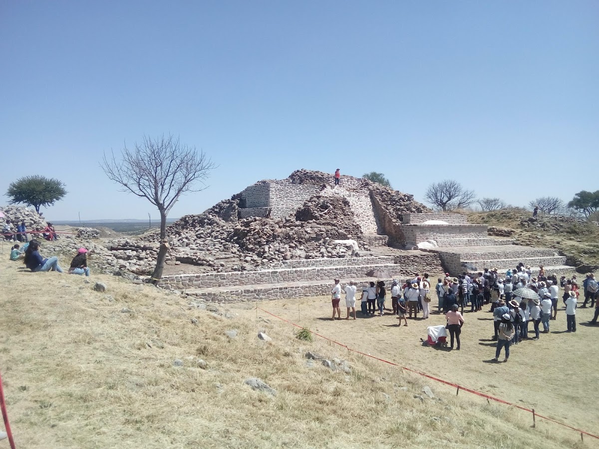 Zona Arqueológica y Pirámide