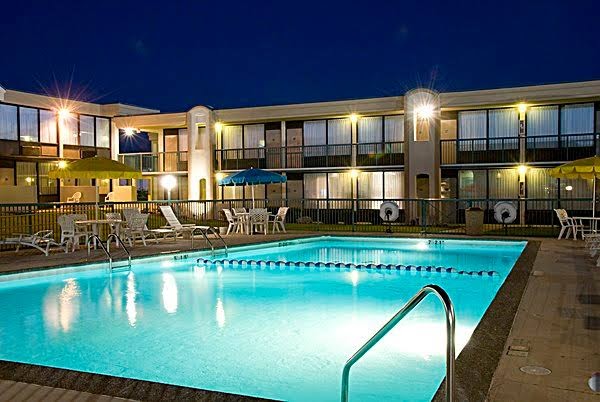 Lamplighter Inn & Suites