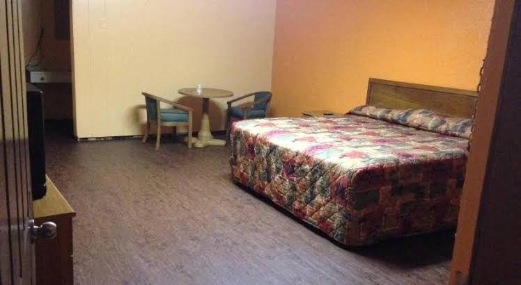 Economy Inn hot springs photo 3