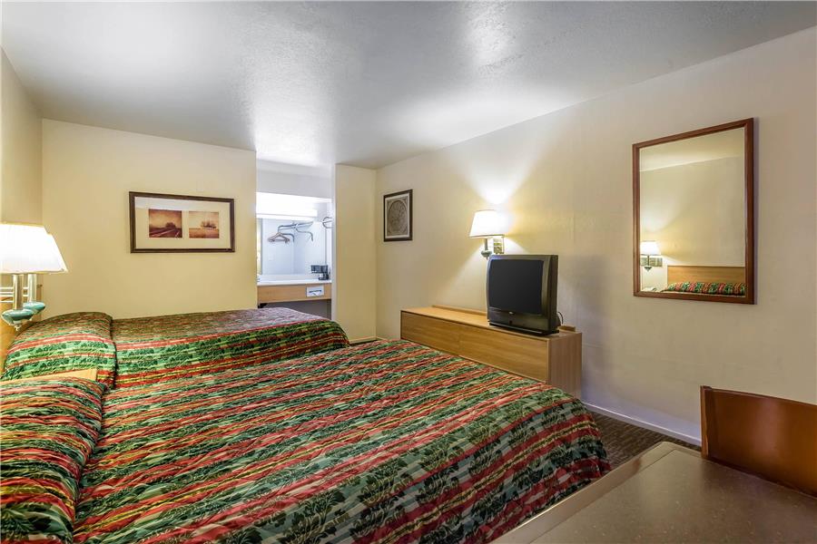 Rodeway Inn Magic Mountain Area photo 2