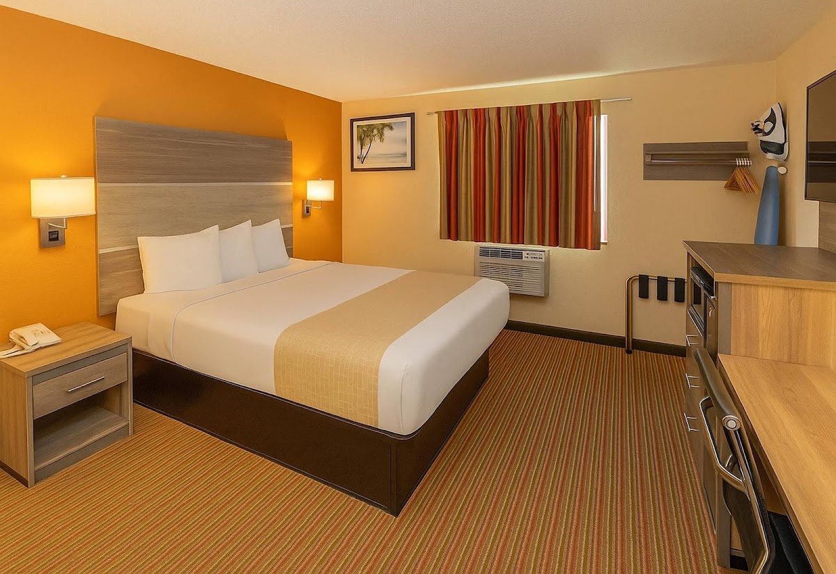 Travelodge by Wyndham Muskegon photo 2