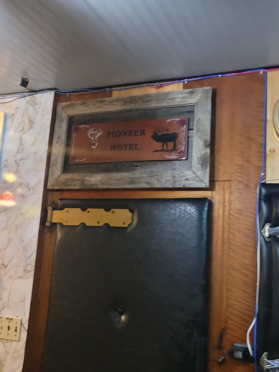 Endeavour Hotel Bar-Steak Pit