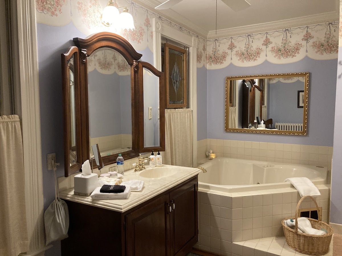 The Oaks Victorian Inn photo 2