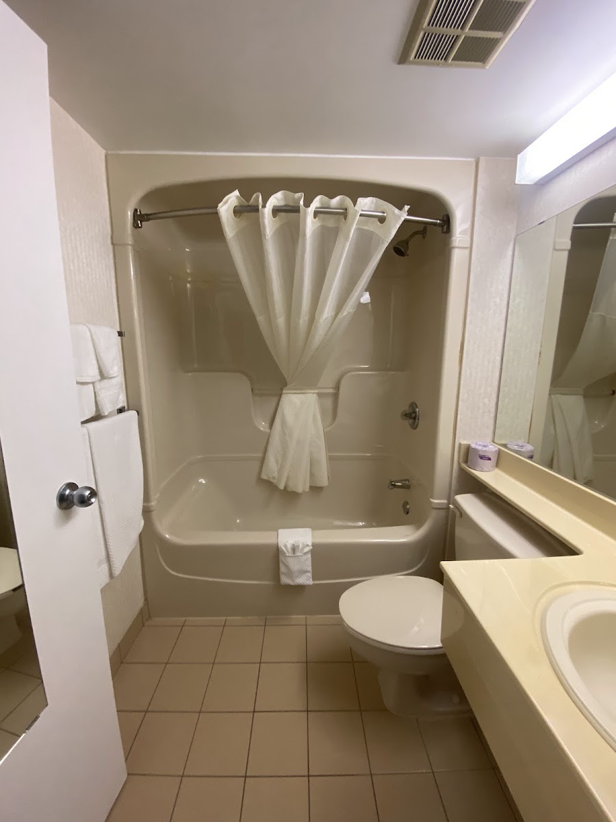 Quality Hotel & Suites Montreal East photo 3