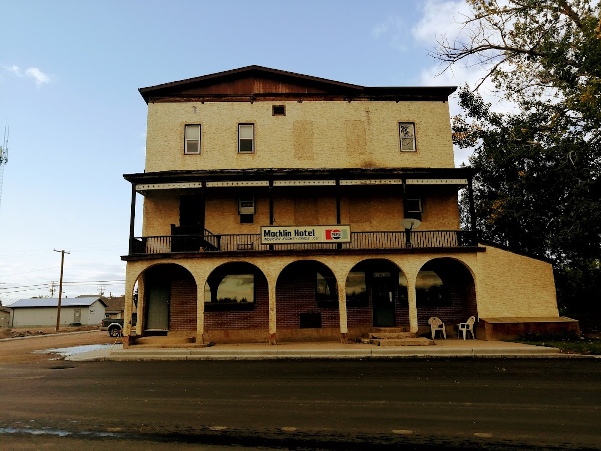 Macklin Hotel & Bar