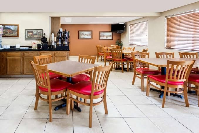 Super 8 by Wyndham Plymouth photo 2