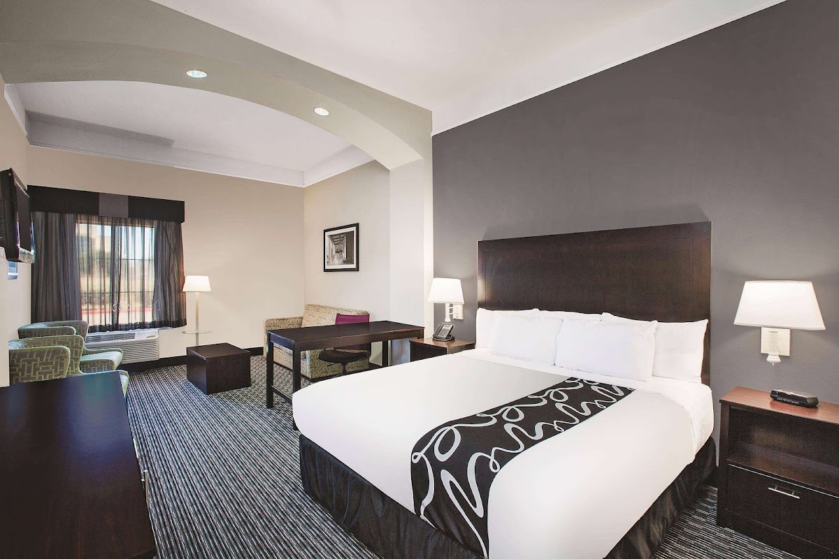 La Quinta Inn & Suites by Wyndham Beaumont West photo 2