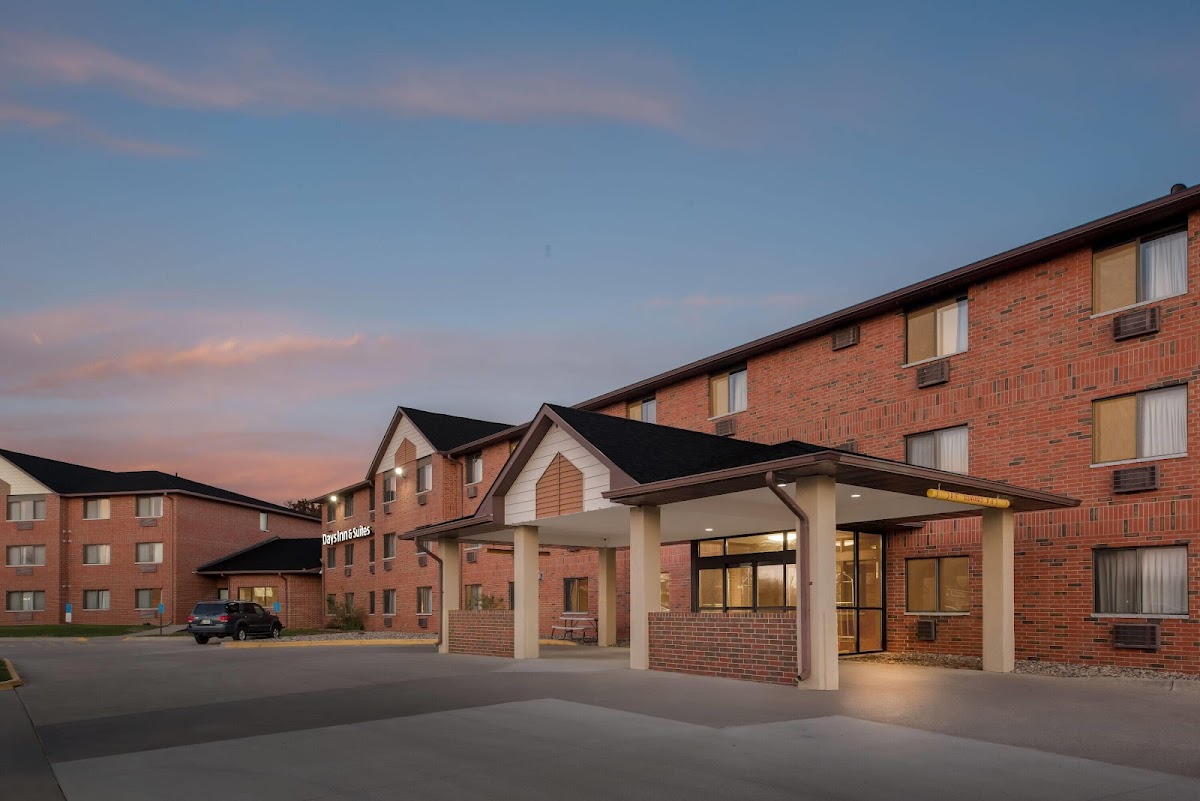 Days Inn & Suites by Wyndham Des Moines Airport