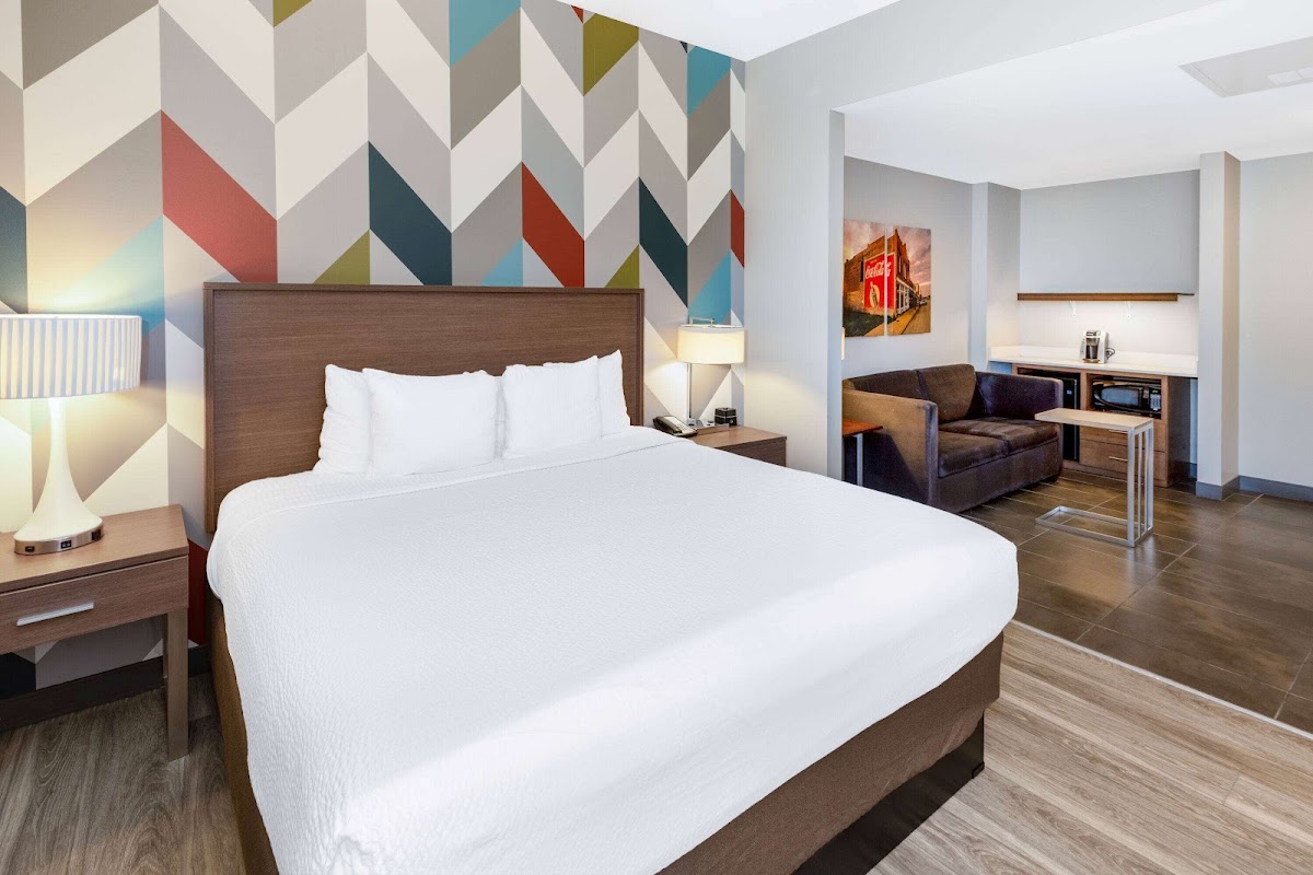 La Quinta Inn & Suites by Wyndham Tulsa Downtown/Route 66 photo 2