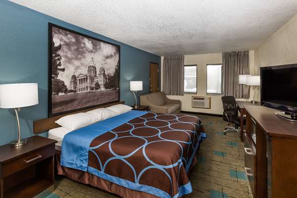 Super 8 by Wyndham Des Moines/Urbandale photo 2