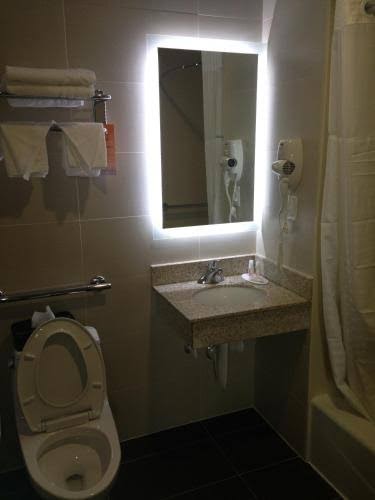 Howard Johnson by Wyndham Brooklyn photo 3