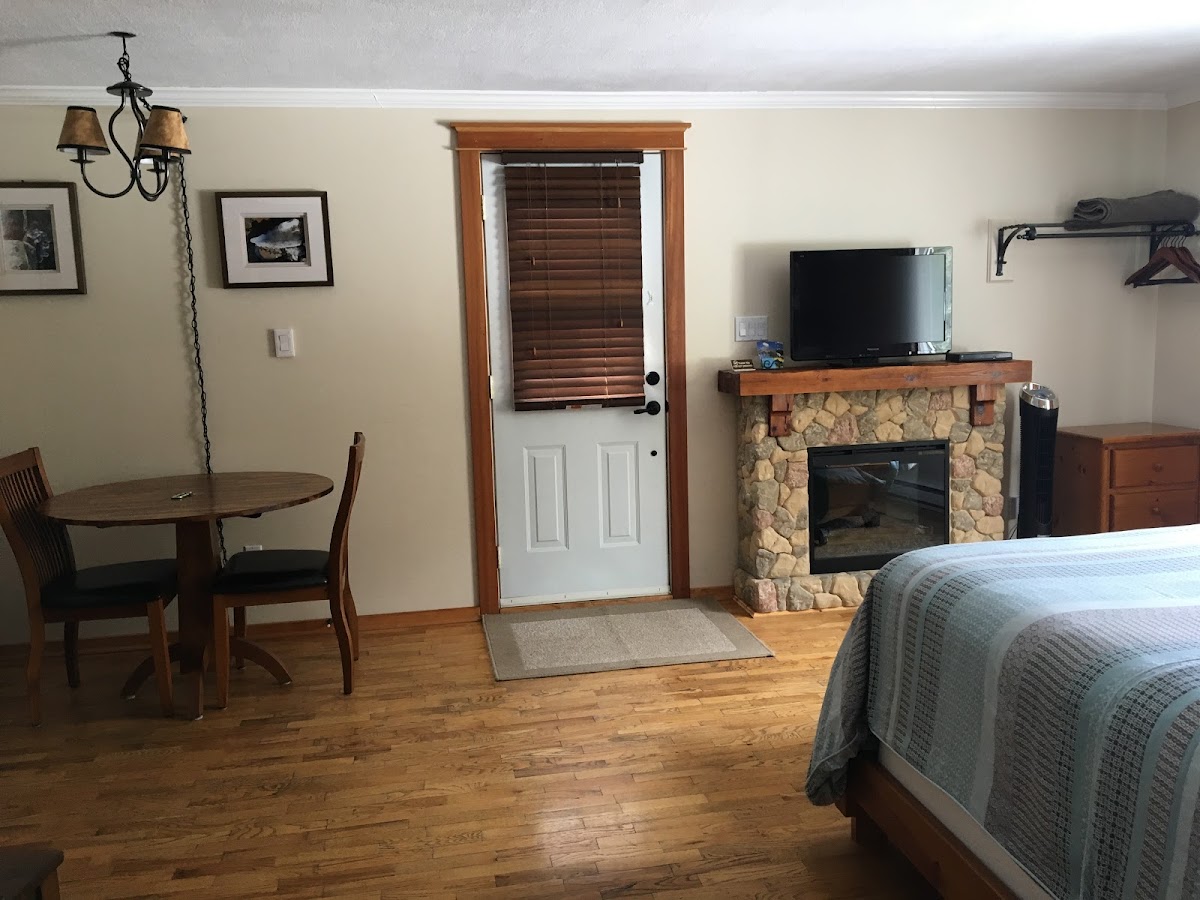Canadian Rockies Inn photo 2