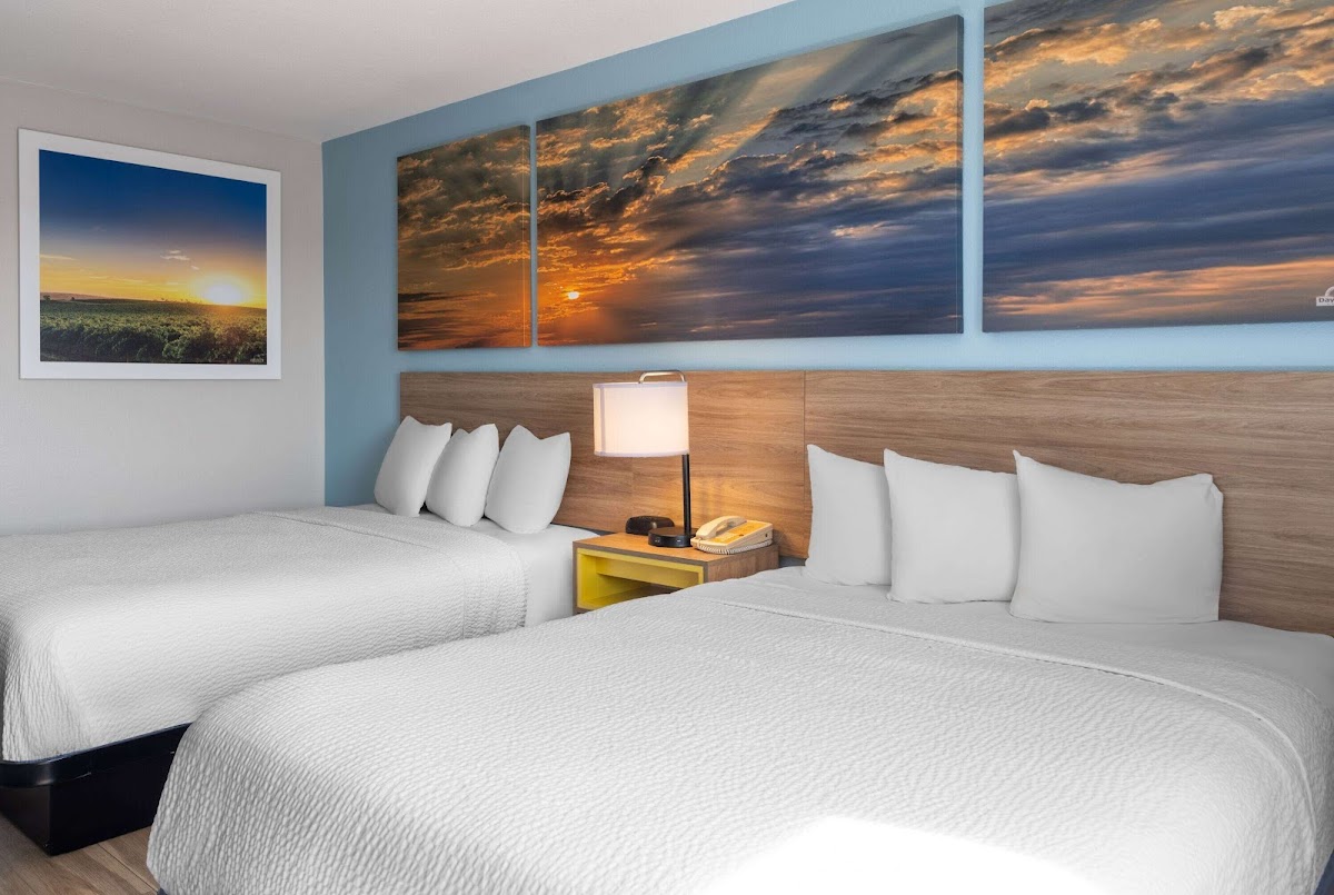 Days Inn by Wyndham Neenah photo 2