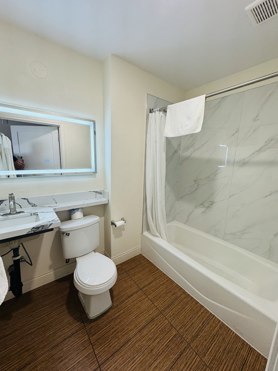 H3 Inn & Suites - LAX Airport photo 2