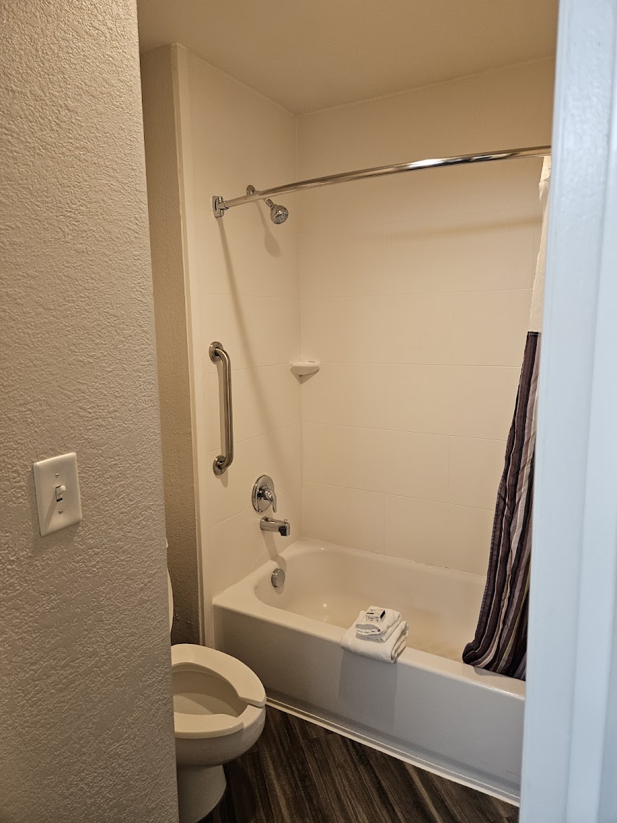 La Quinta Inn & Suites by Wyndham Detroit Utica photo 2