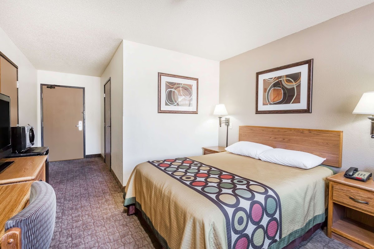 Super 8 by Wyndham Lewisburg photo 2