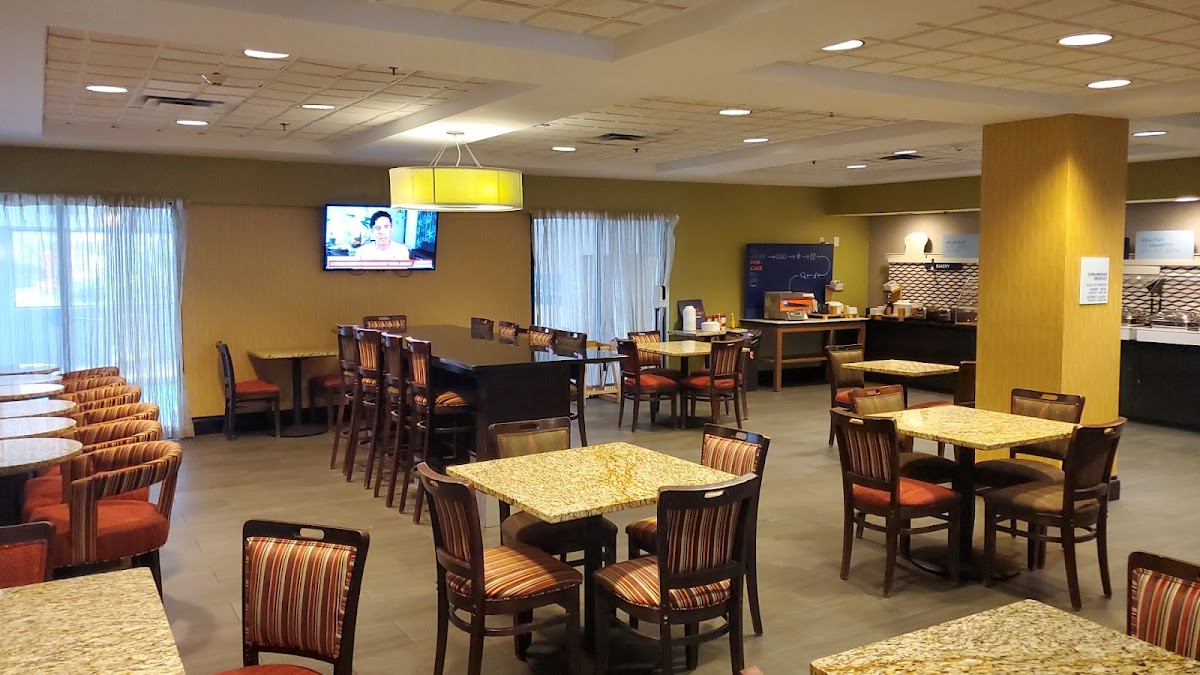 Holiday Inn Express St. Louis Arpt - Maryland Hgts by IHG photo 3