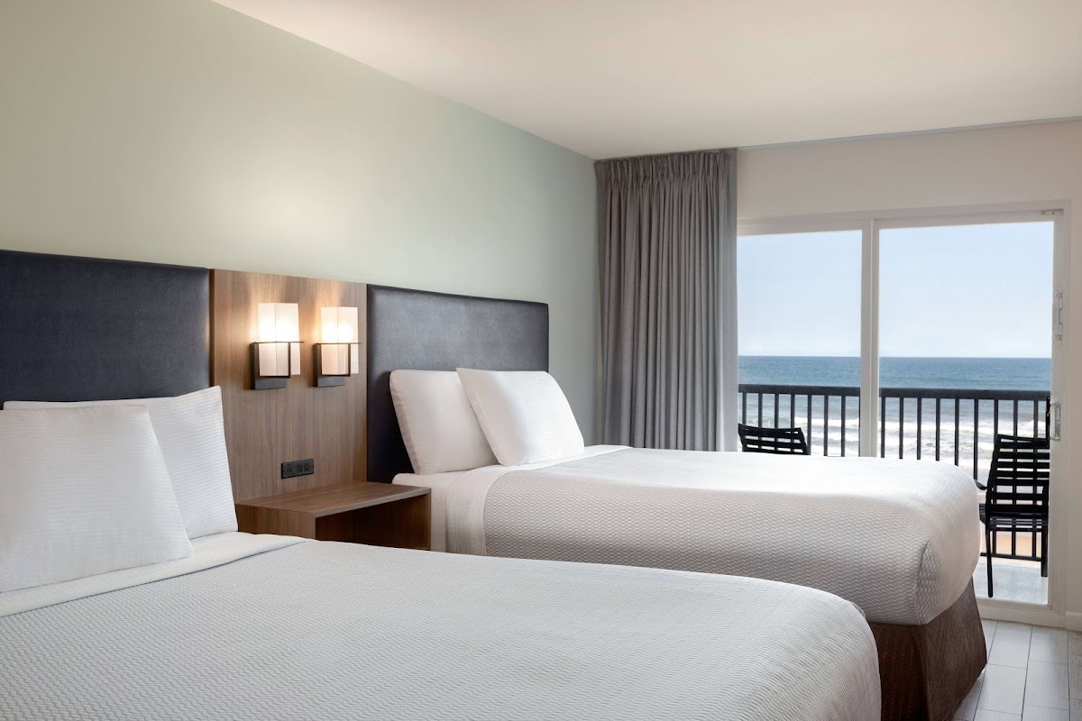 La Quinta Inn & Suites by Wyndham Oceanfront Daytona Beach photo 2
