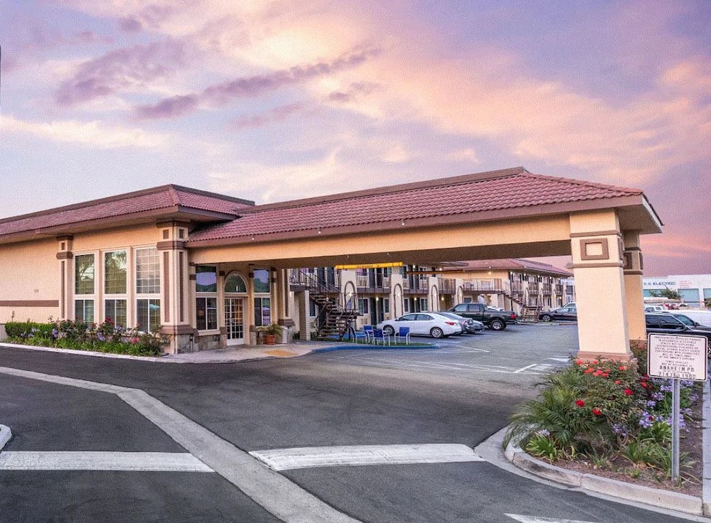 Signature Anaheim Maingate