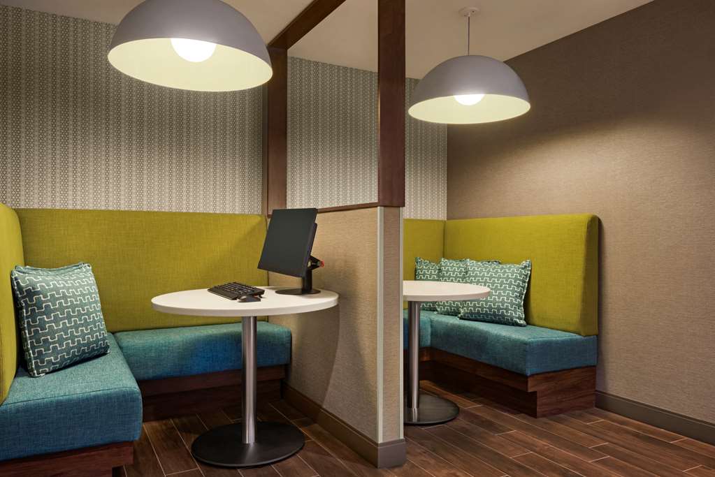 Hampton Inn & Suites by Hilton Kelowna Airport photo 2