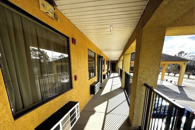 Super Value Inn photo 2