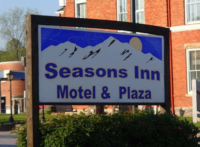 Seasons Inn Motel & Plaza