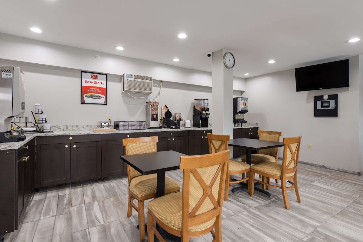 Econo Lodge Inn & Suites Mason City - Clear Lake photo 3
