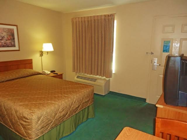 HomeTowne Studios Winston-Salem - University Pkwy photo 2