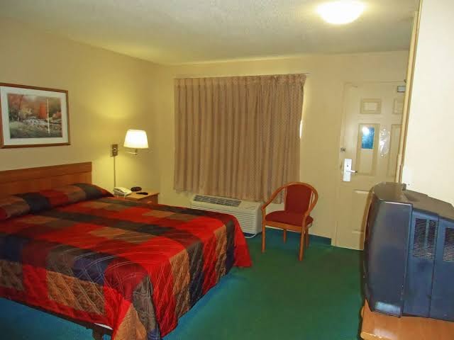 HomeTowne Studios Winston-Salem - University Pkwy photo 3