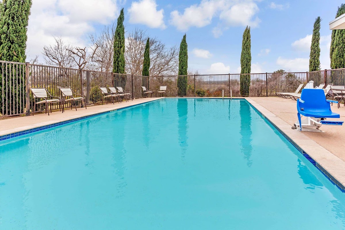 La Quinta Inn & Suites by Wyndham Gonzales TX photo 3