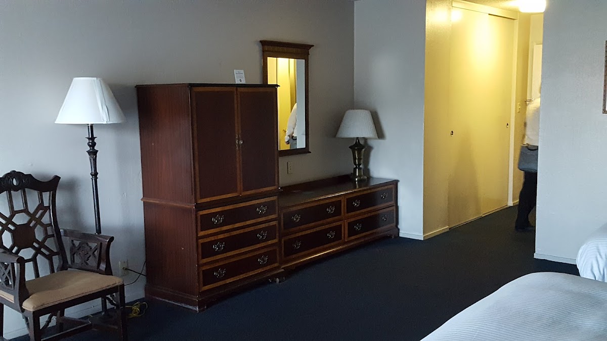 Coral Reef Inn & Suites photo 3
