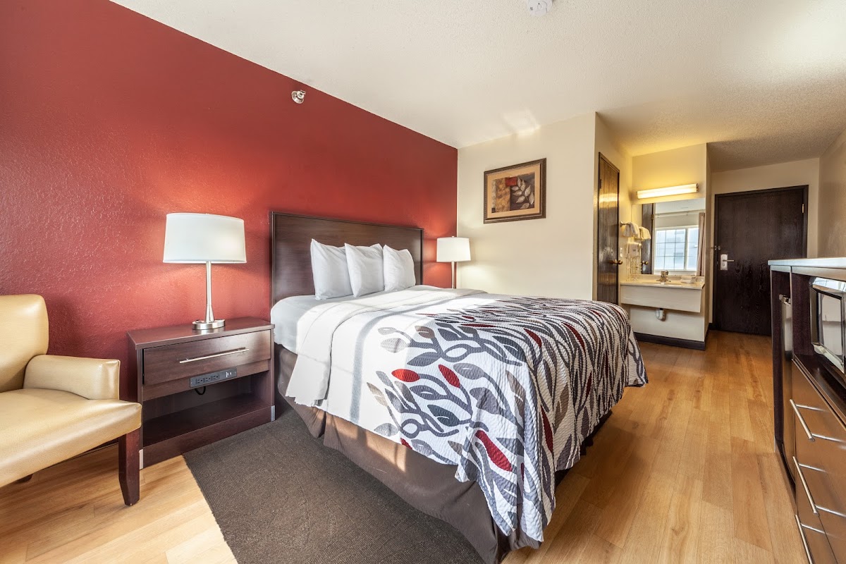 Red Roof Inn & Suites Omaha - Council Bluffs, IA photo 2