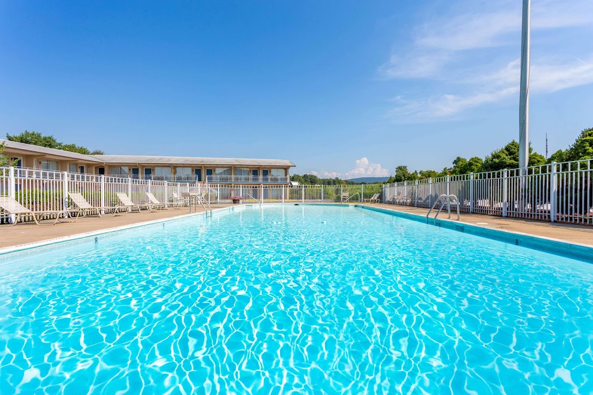 Days Inn by Wyndham Breezewood photo 3