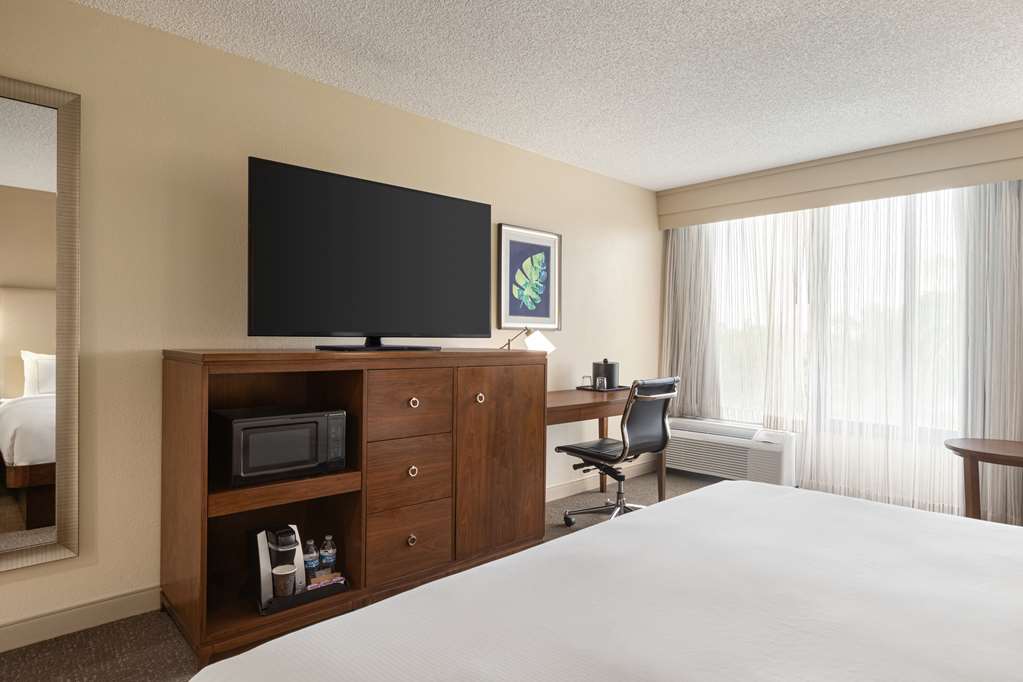 DoubleTree by Hilton Fort Myers at Bell Tower Shops photo 2