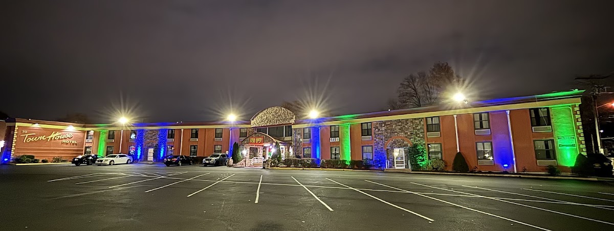 Town House Inn & Suites