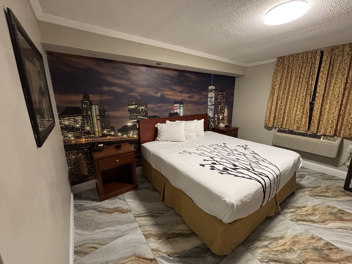 Town House Inn & Suites photo 2