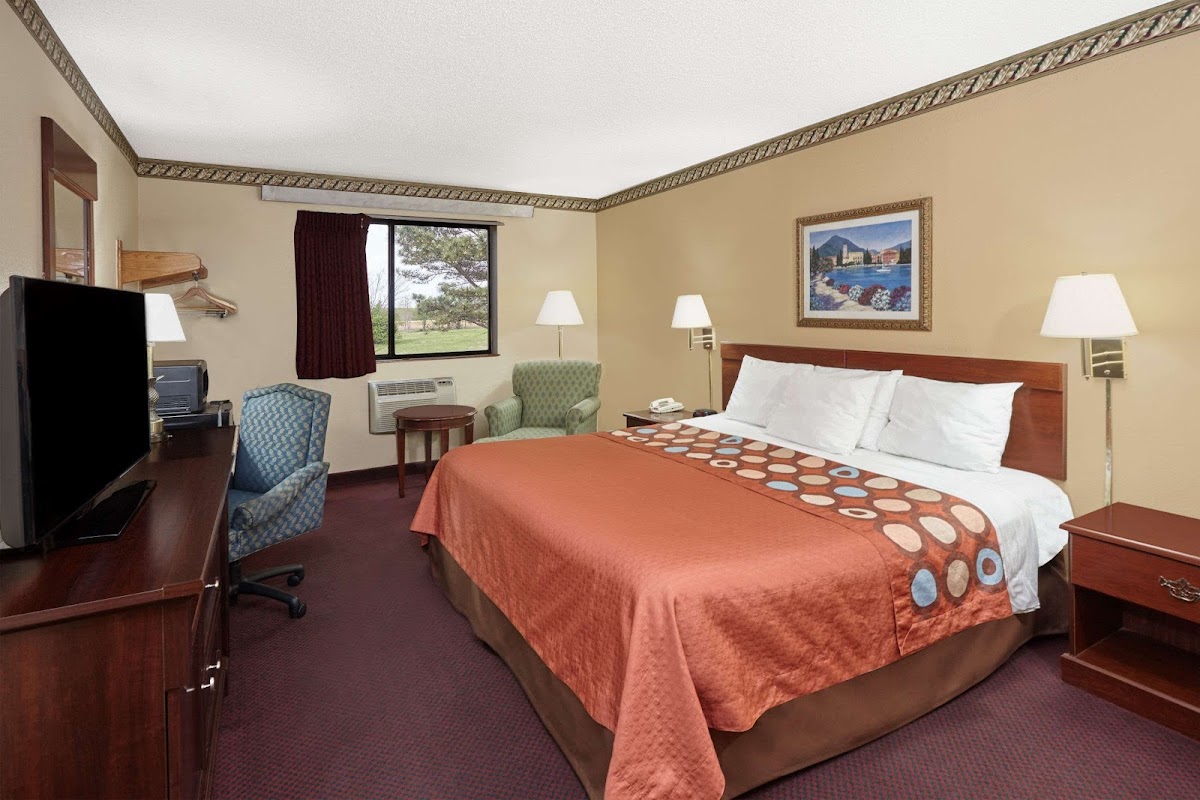 Super 8 by Wyndham Greenville photo 2